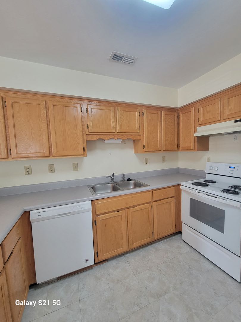 3 bedroom, 2 bathroom townhouse in Western Branch – photo 1