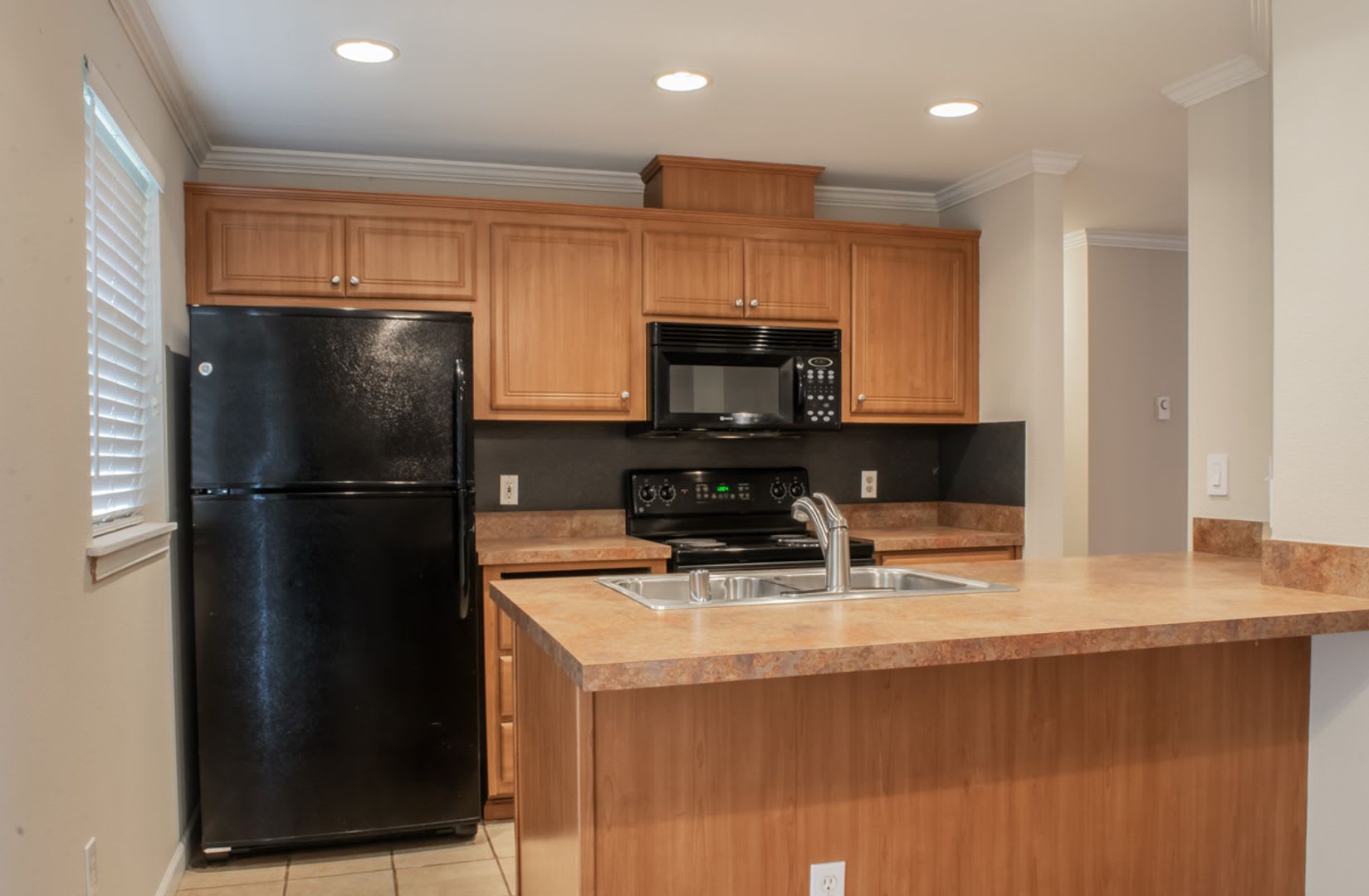 **Move-In Special**3 bed 2 bath rambler w/ 2 car garage & fully fenced backyard! – photo 2