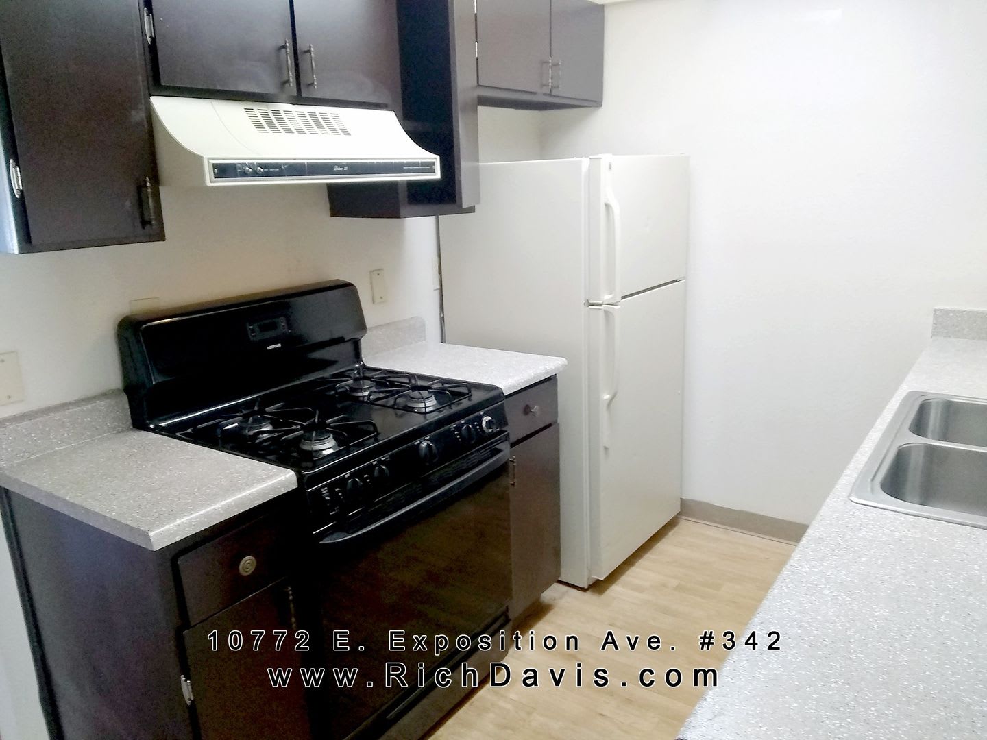 2 Bed 1 Bath Cherry Creek Schools Great Location Off Havana And Exposition With Balcony And Washer Dryer In Complex – photo 4