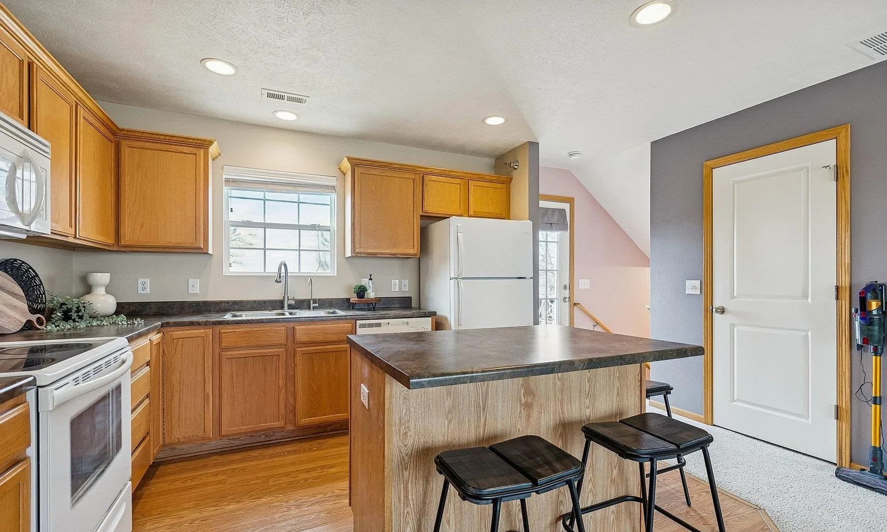 Comfortable 2-Bedroom, 2-Bath Home in the Heart of Millard – photo 5