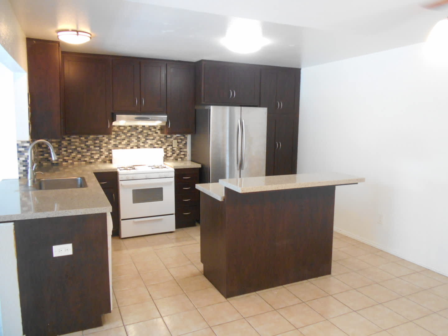 Pet Friendly 4 Bedroom Home with Fenced Back Yard! – photo 2