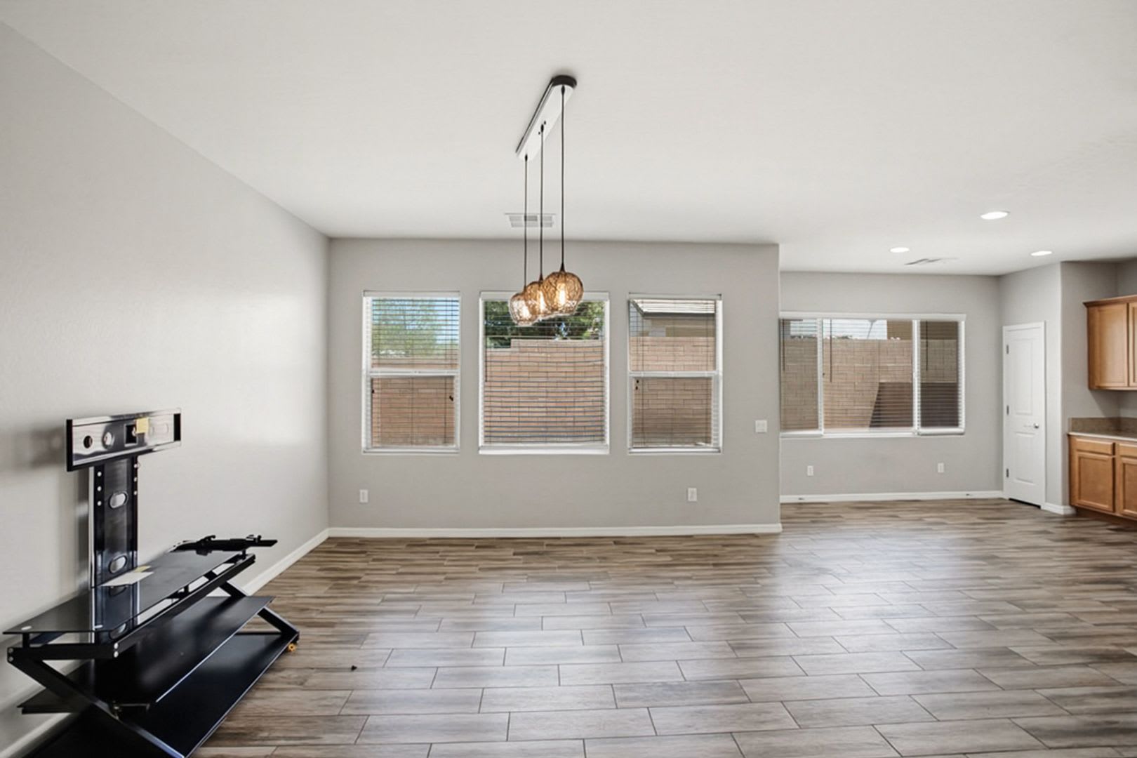 3 Bed, Den and Loft West Las Vegas Beauty – photo 5
