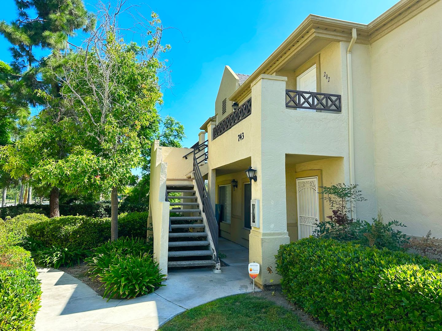 Lovely Spacious Eastlake Condo – photo 3