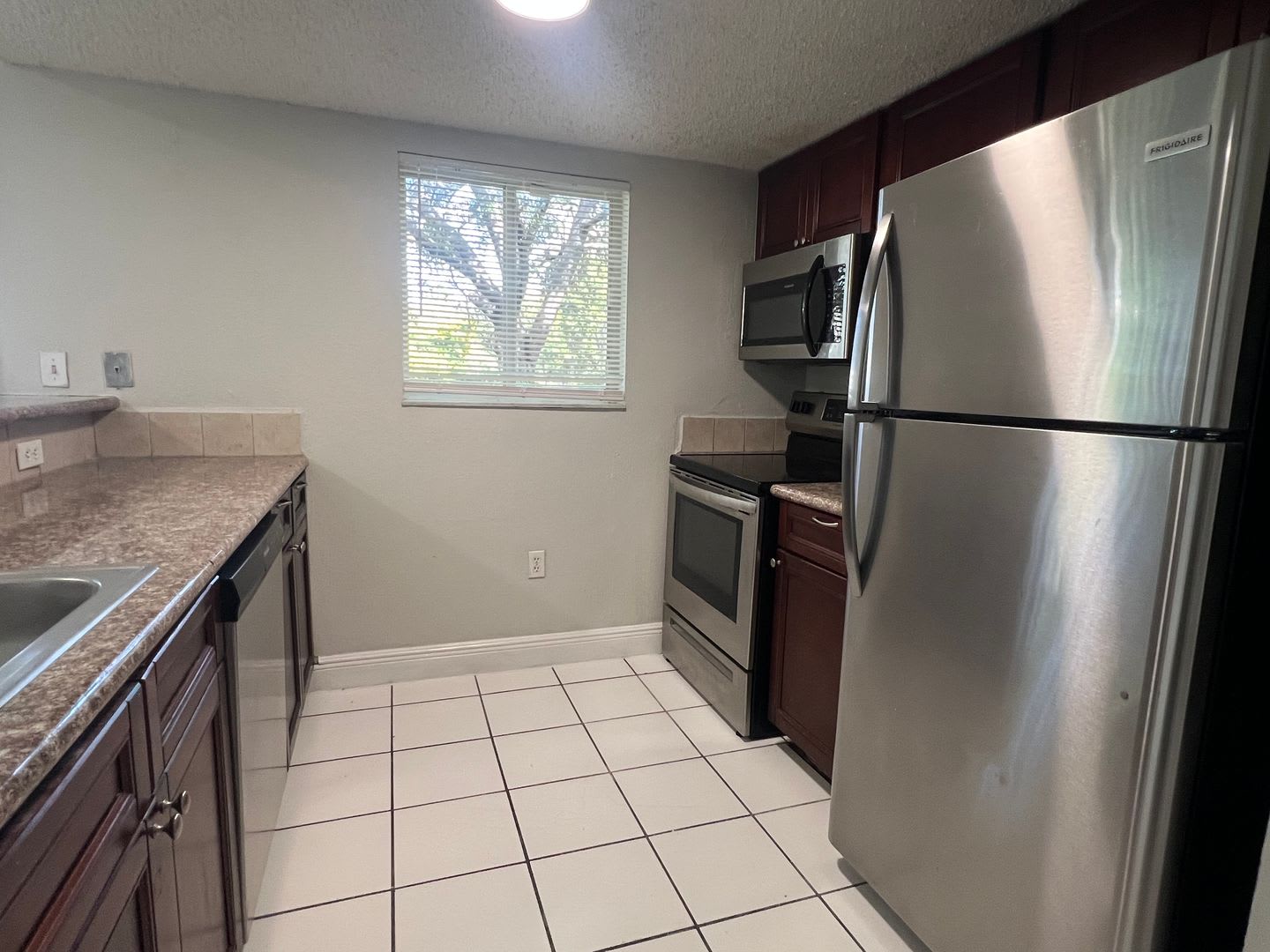 **LARGE 3 BED / 2.5 BATH IN CORAL SPRING** Apply Today, Approved Today! – photo 2