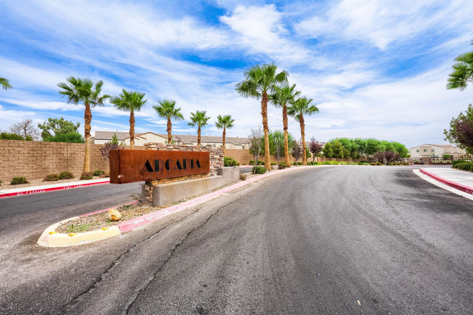 Stylish 3 Bedroom Townhome With Garage Community Amenities – photo 2
