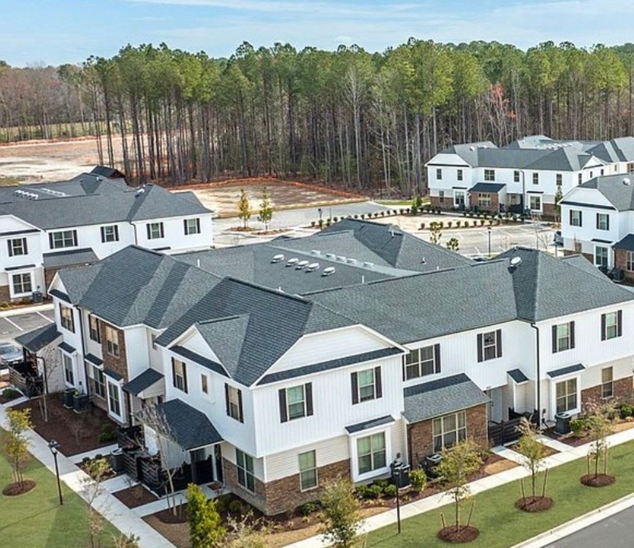 Spacious 2BR+Den Condo with Resort-Style Amenities – photo 1