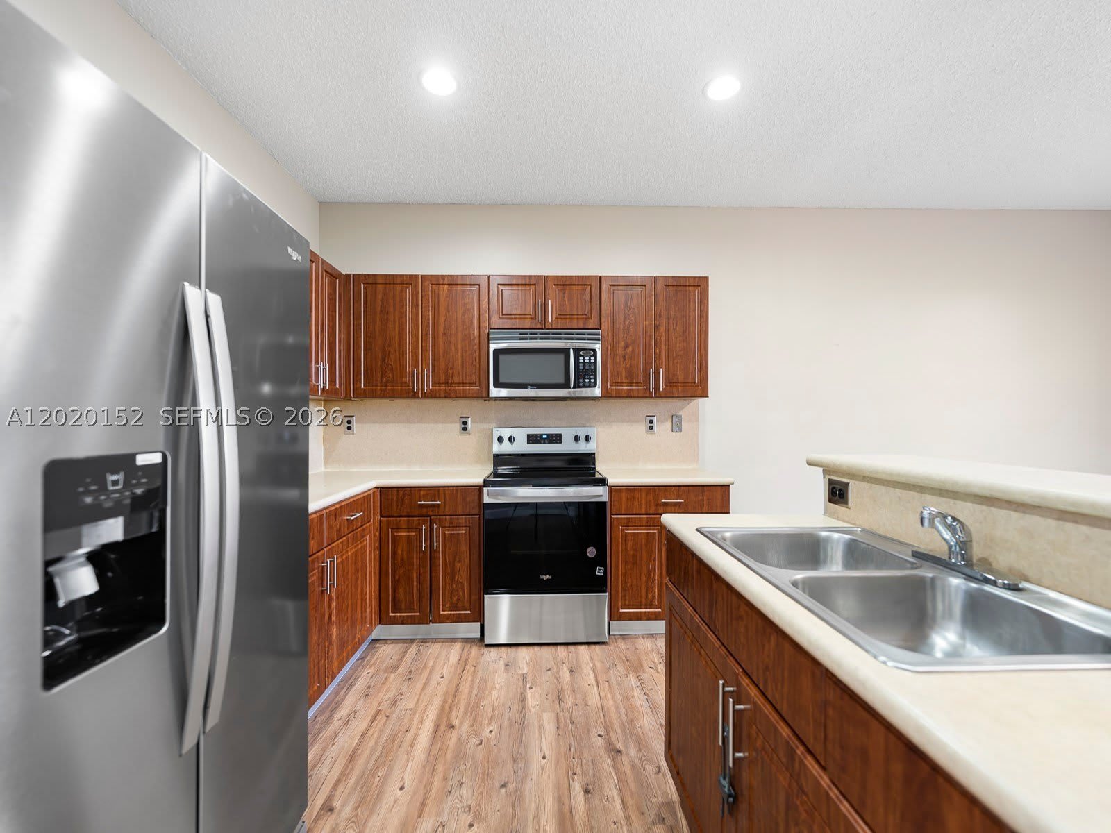 1049 NE 42nd Pl – photo 1