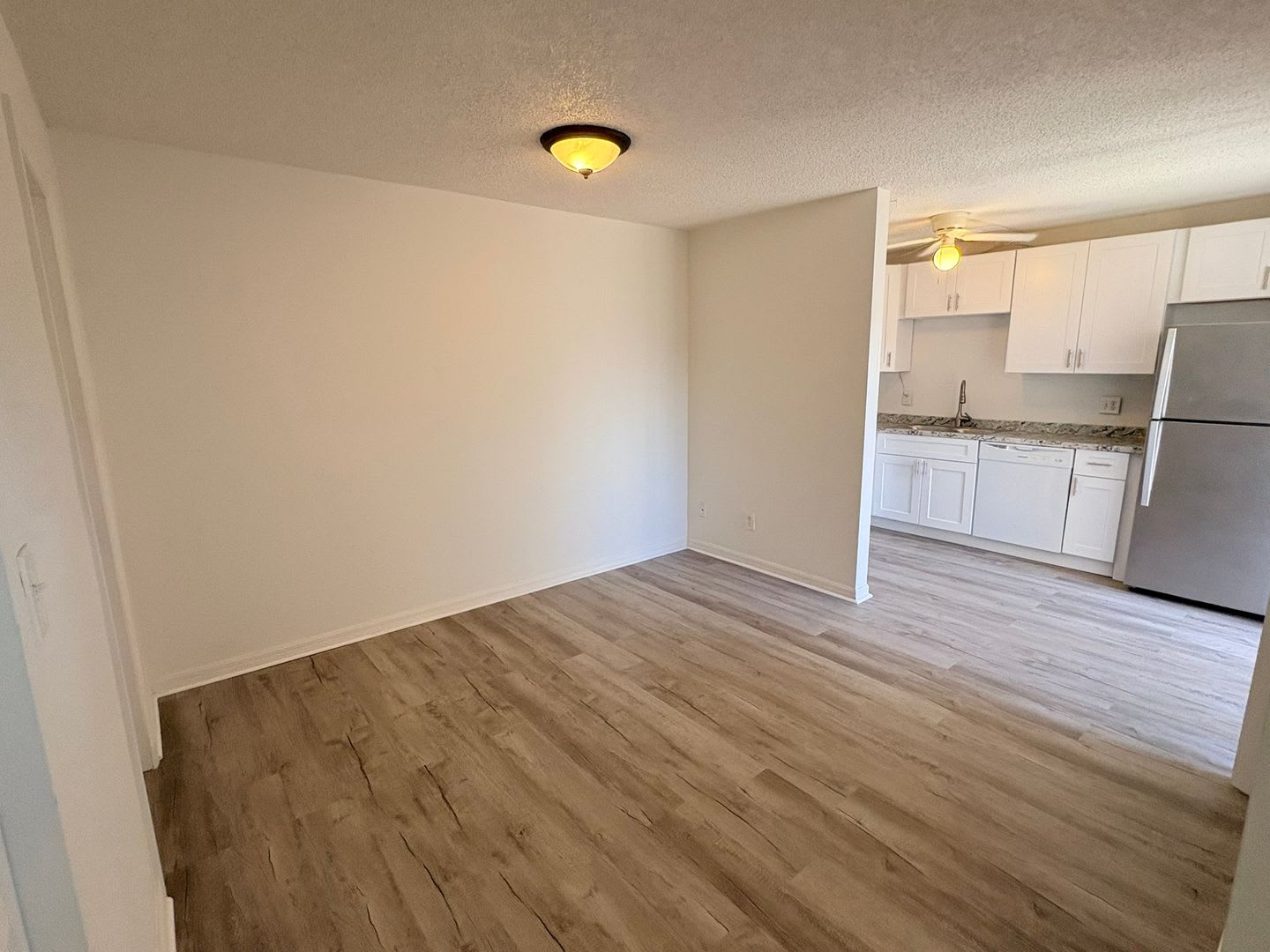 *NEWLY RENOVATED!* MUST SEE – photo 4