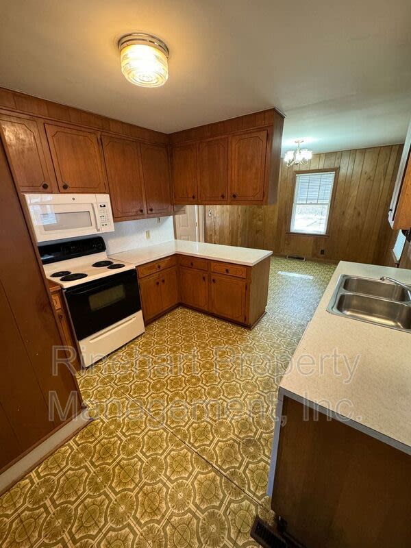 221 Hutchinson Street – photo 4