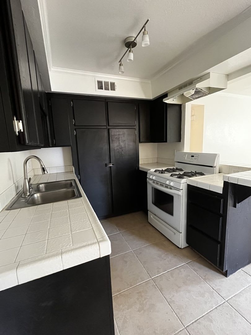 AVAILABLE NOW $200 off First Month Rent – photo 1