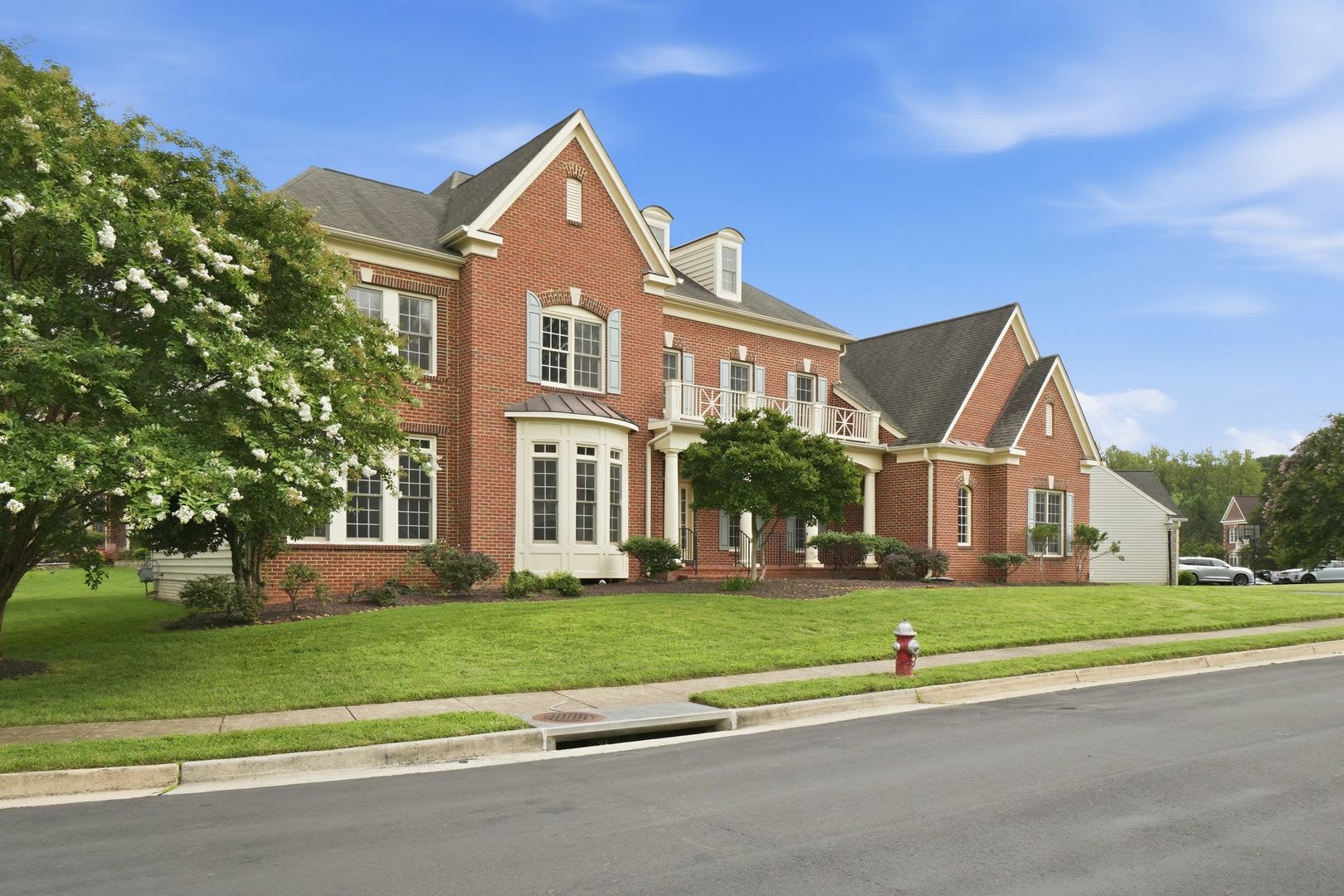 This impressive home combines elegance, comfort, and everyday convenience. – photo 2
