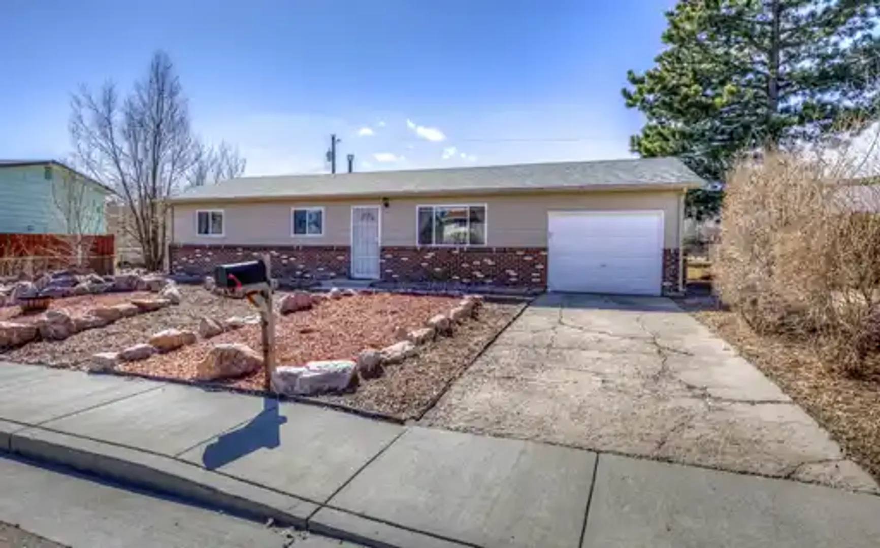 3 Bedroom 1 Bath In Cheyenne Mountain Area – photo 2
