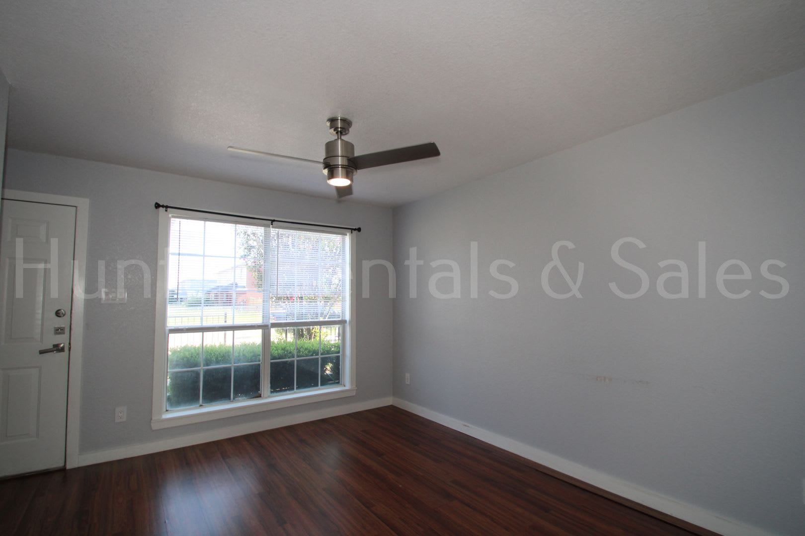 Beautiful 2 Bedroom, 1.5 Bath Townhouse – photo 4