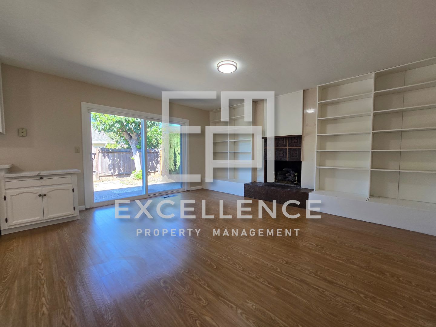 Pet Friendly 3/2 House with Quartz Counters, AC, Hardwood Floors &amp; 1700+SF – photo 5