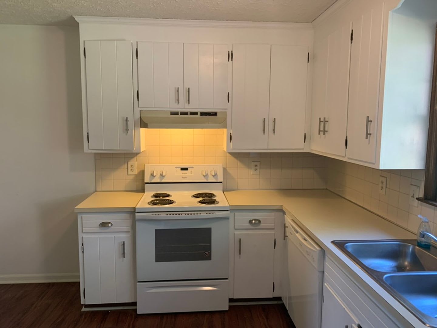 Updated 2 bedroom, 1 bath apartment with walk-out patio off of kitchen, and updated flooring. – photo 3
