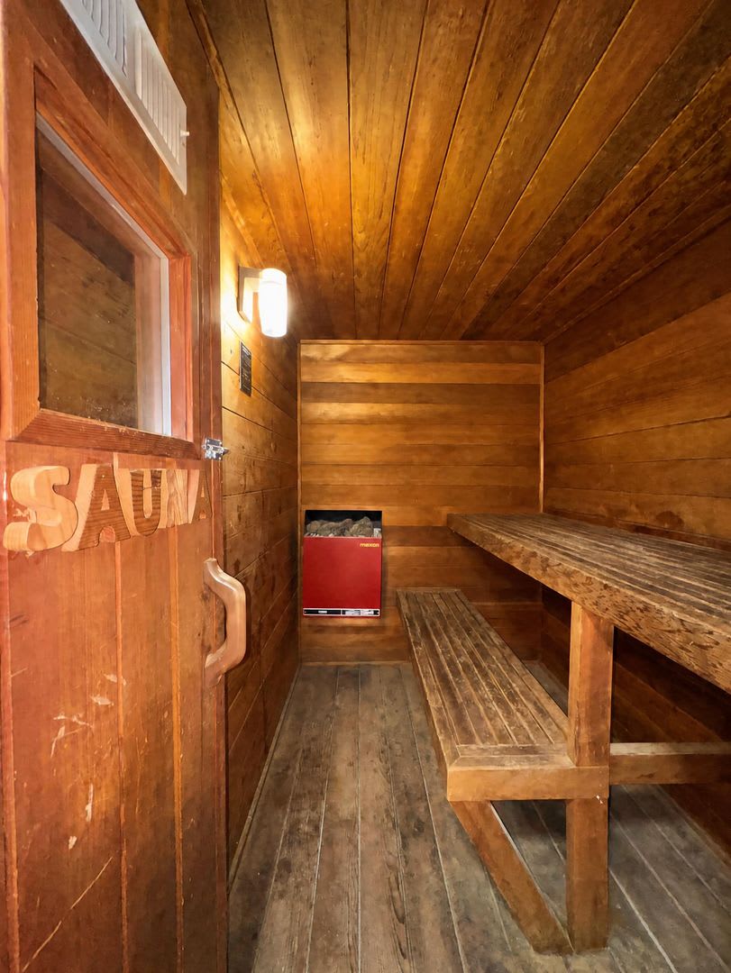 2bd/1ba Home with Garage, Indoor Sauna & Fenced Yard (GEB2) – photo 4