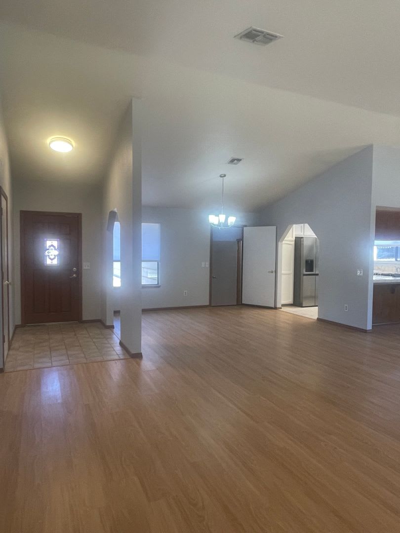 SPACIOUS 3 BED 2 BATH WITH BONUS ROOM / DEN IN THE COUNTRY OAKS SUBDIVISION – photo 3