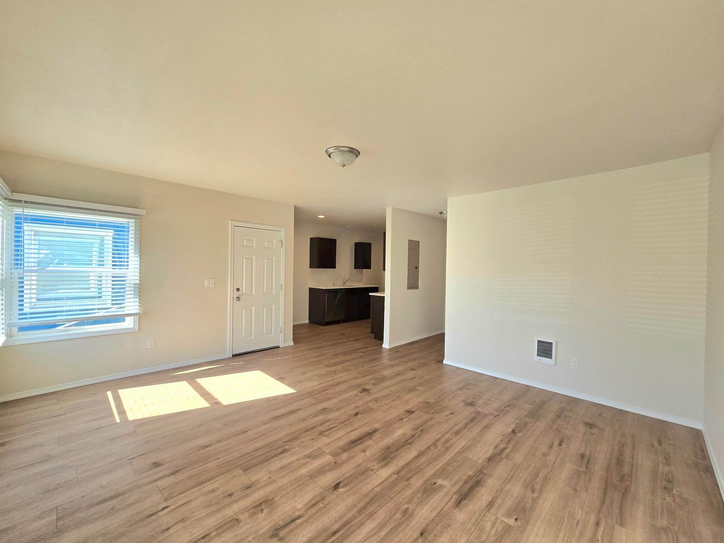 1 MONTH FREE ON A 12 MONTH LEASE! AFFORDABLE 3 BEDROOM, FULLY REMODELED! – photo 4