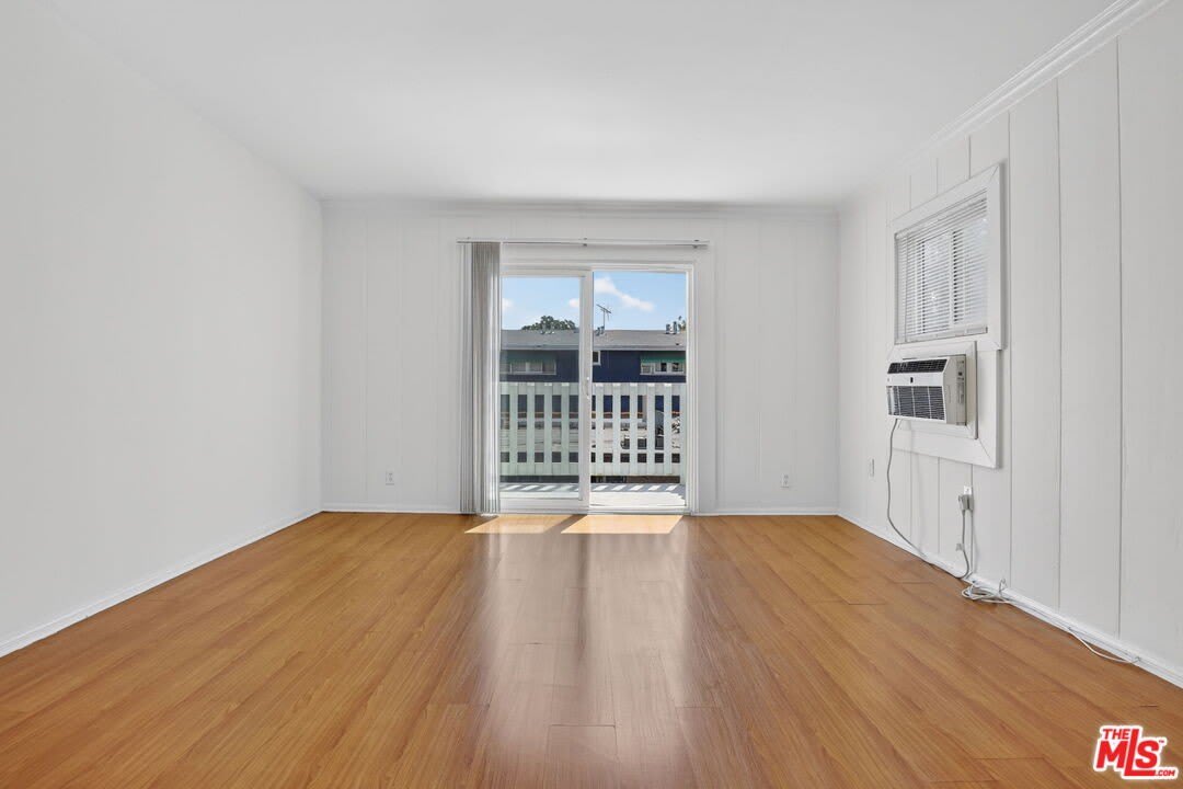 14721 Sylvan St – photo 3