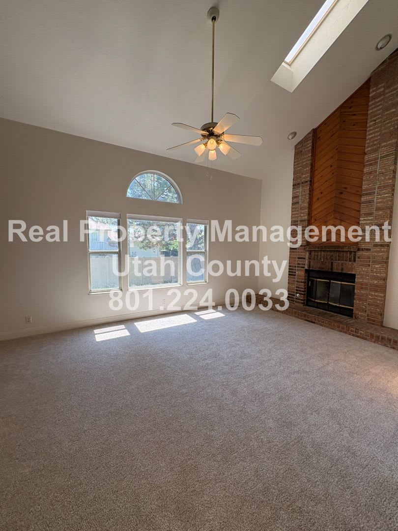 Large and Spacious 4 Bedroom Home! – photo 4