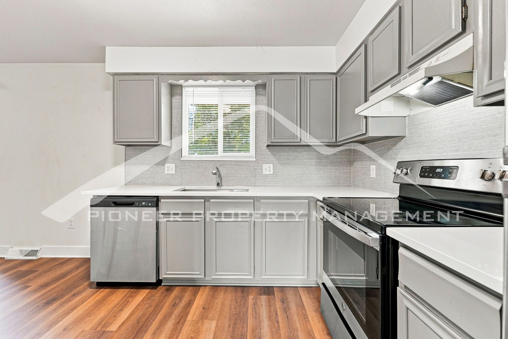 Charming 1 2 Duplex On Quiet Cul De Sac With Fenced Yard – photo 5