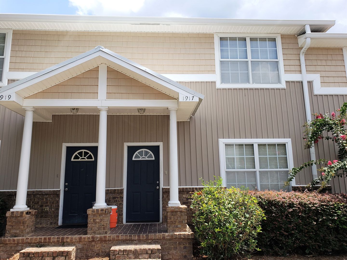 3 Bedroom 3 Bath Town Home For Rent In Univerity Green S Gated Community With A Pool And Renting For 1475 Per Month – photo 2