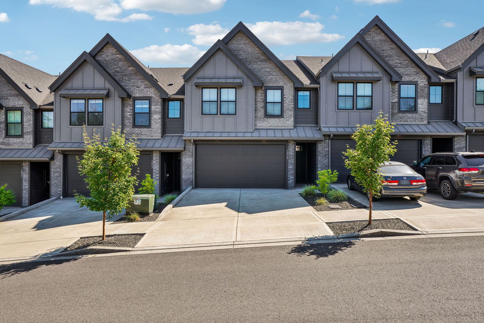 Luxury Townhome For Lease At The Courtyards At Hidden Crest 7013 Ne 132Nd Way – photo 1