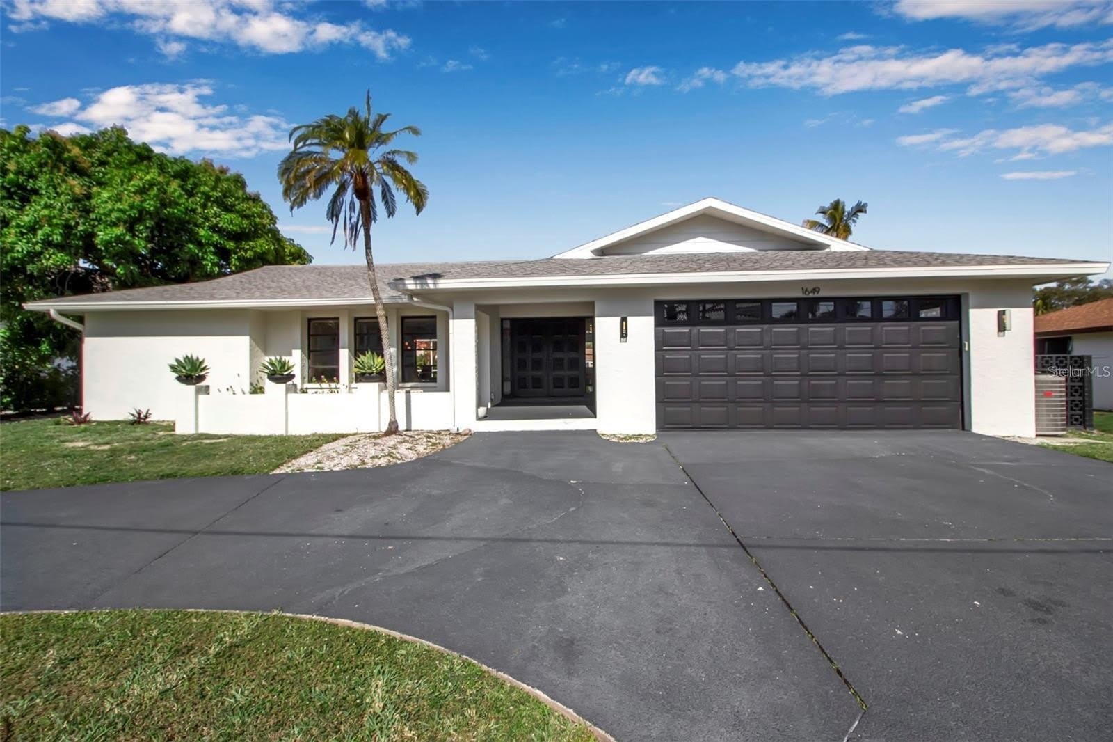 1649 Stanford Lane – photo 3
