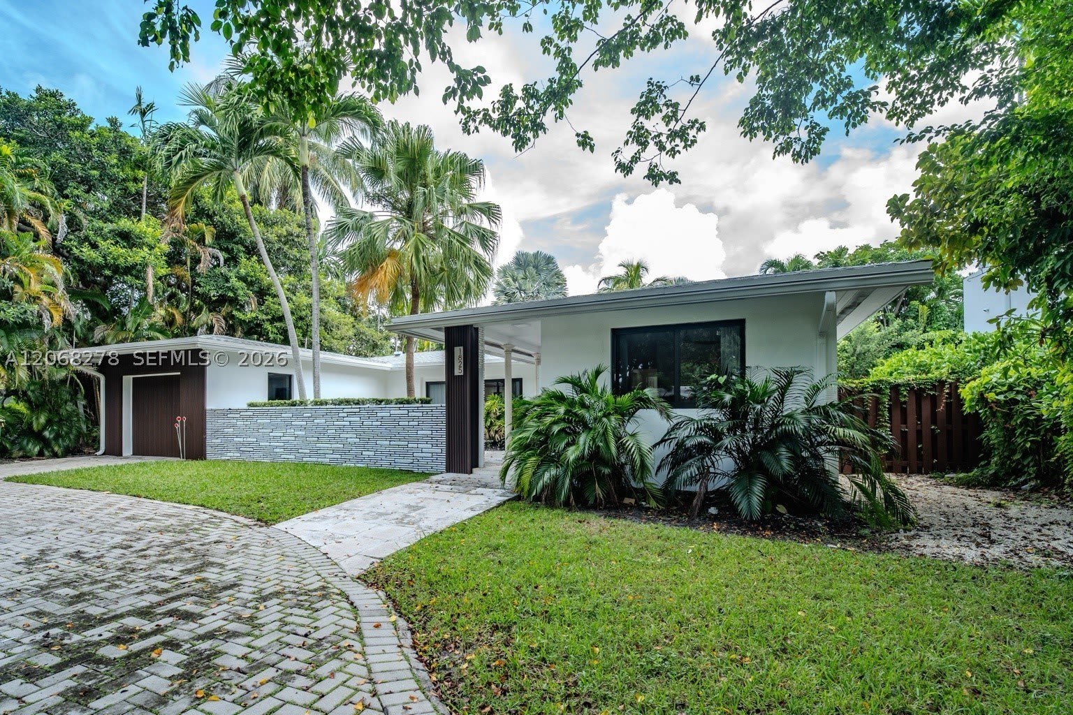 1825 Alamanda Dr – photo 4