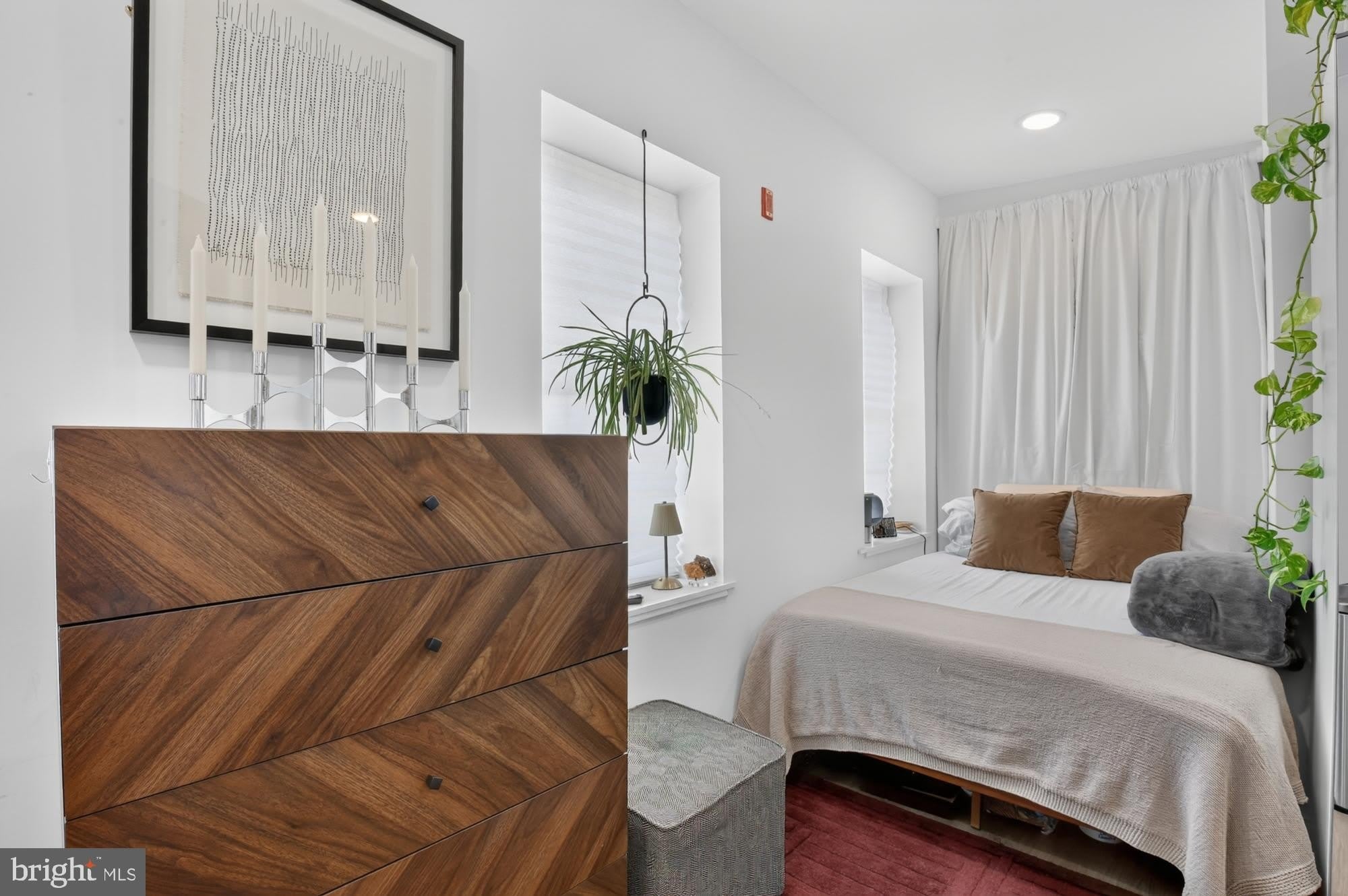 2046 E HUNTINGDON Street – photo 4