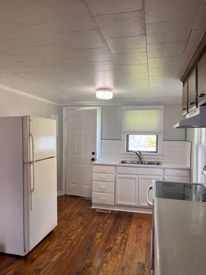2 bedroom home in Historic Downtown Walking District of Morehead City with fenced in yard – photo 4