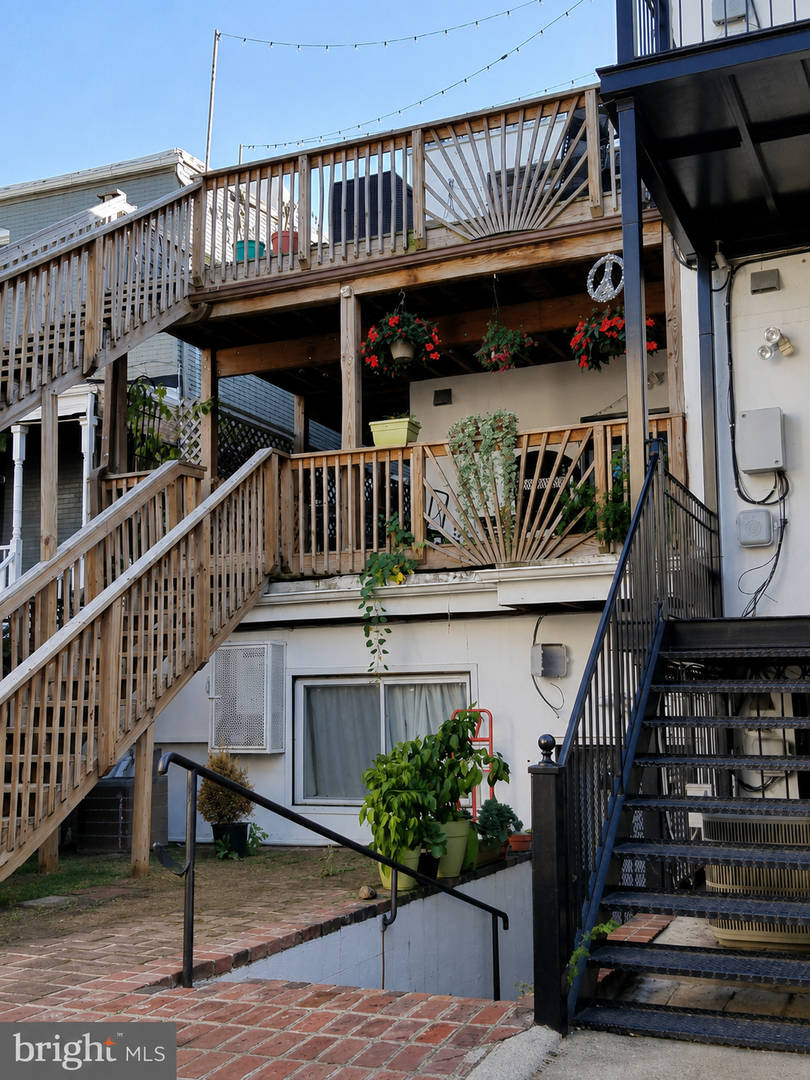Updated One-Bedroom with In-Unit Laundry and Private Porch Near Shaw – photo 2
