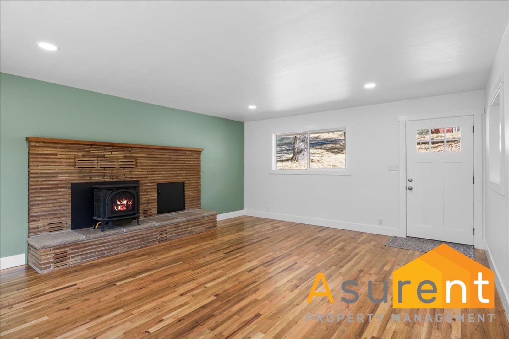 Jacksonville Home with in home office internet included. – photo 3
