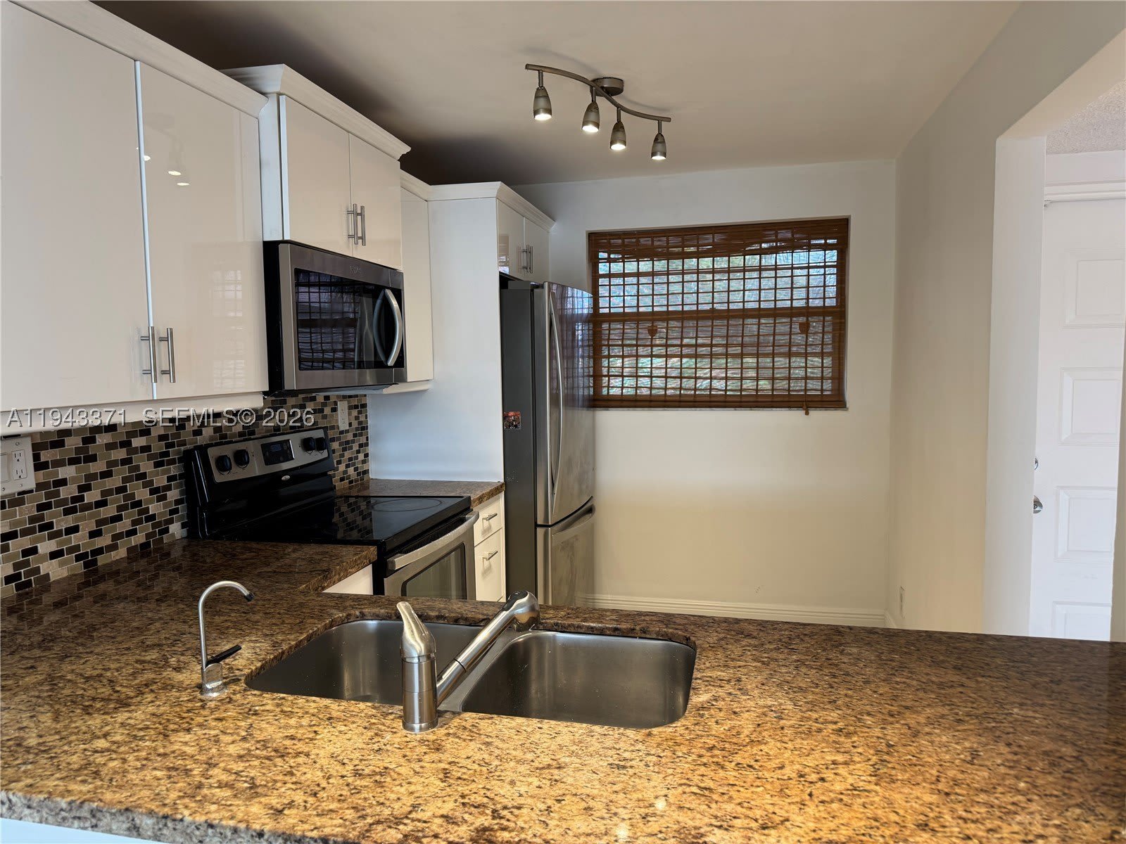1831 Sabal Palm Dr – photo 2