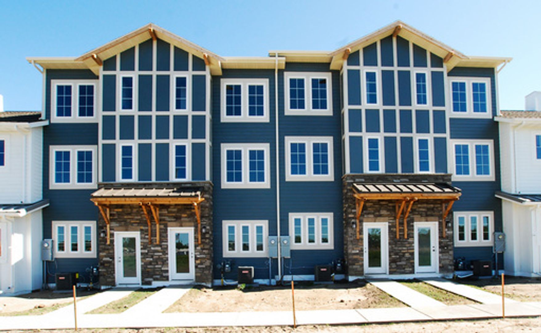 Welcome Home To 3167 Sullivan Loop A Stunning 2 Bedroom 2 5 Bathroom Gem In A Prime Location – photo 2