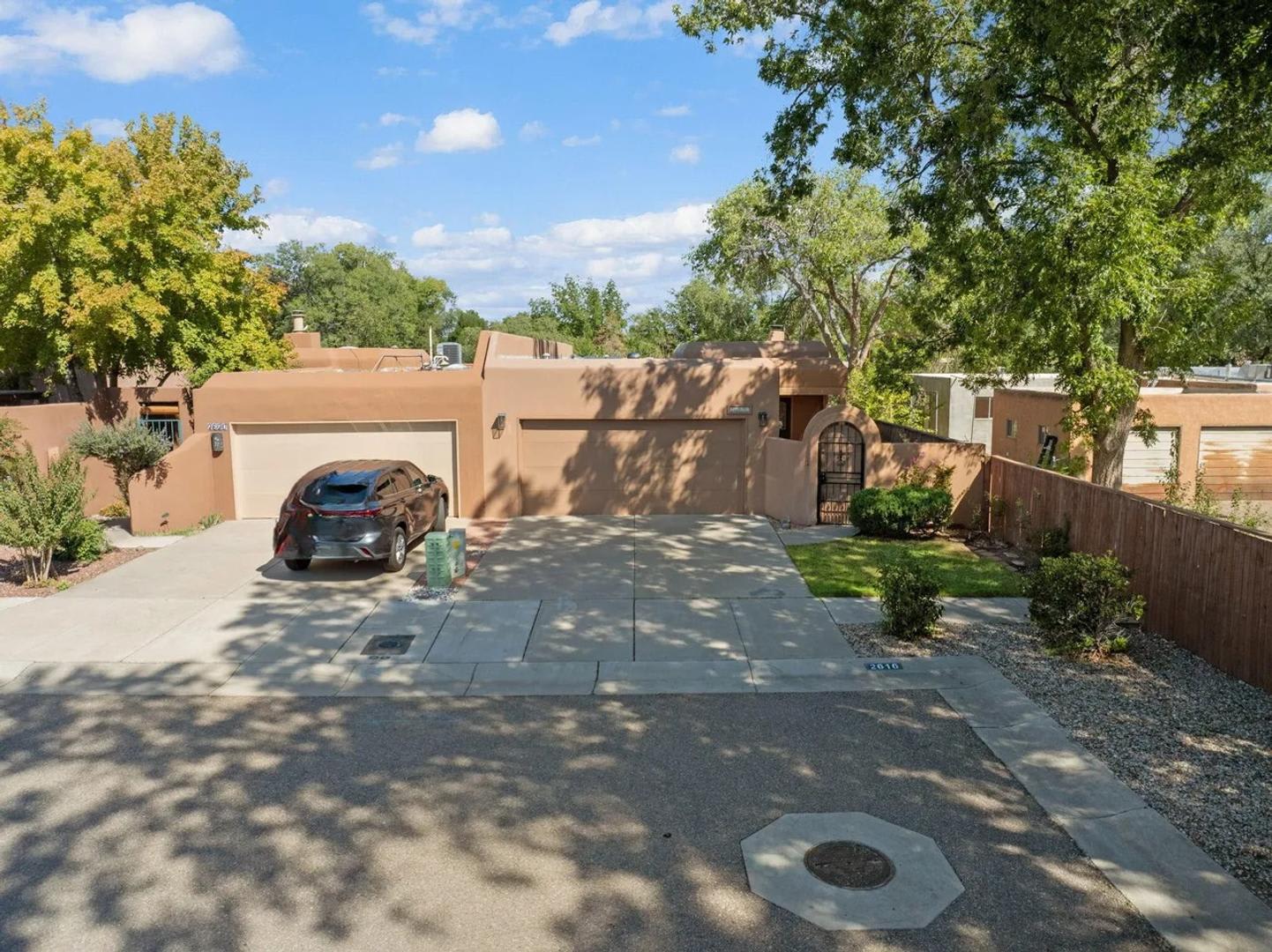 Adorable Townhome, 2 Master Bedroom Suites to Patio Living – photo 3