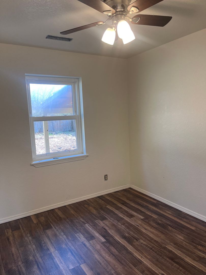 3 bedroom 1.5 bath house with a move in special – photo 3