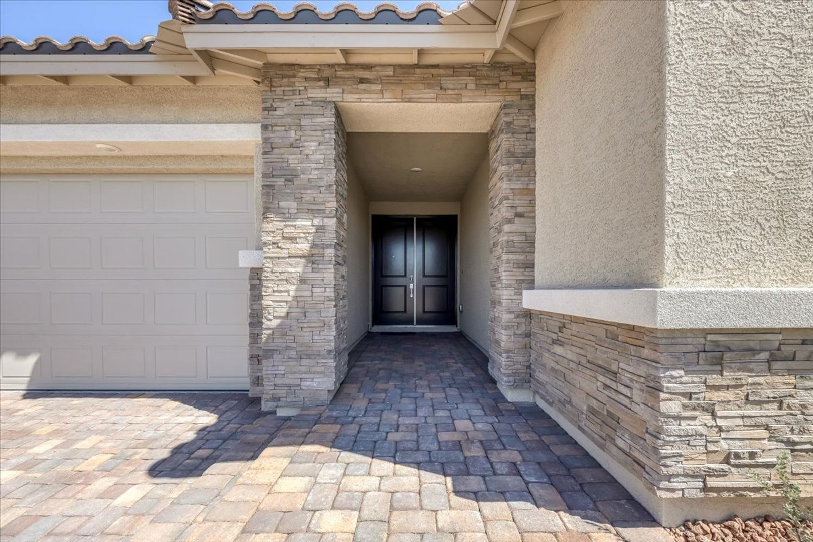 Flexible Living Meets Modern Luxury In Gated Avery Pointe – photo 3