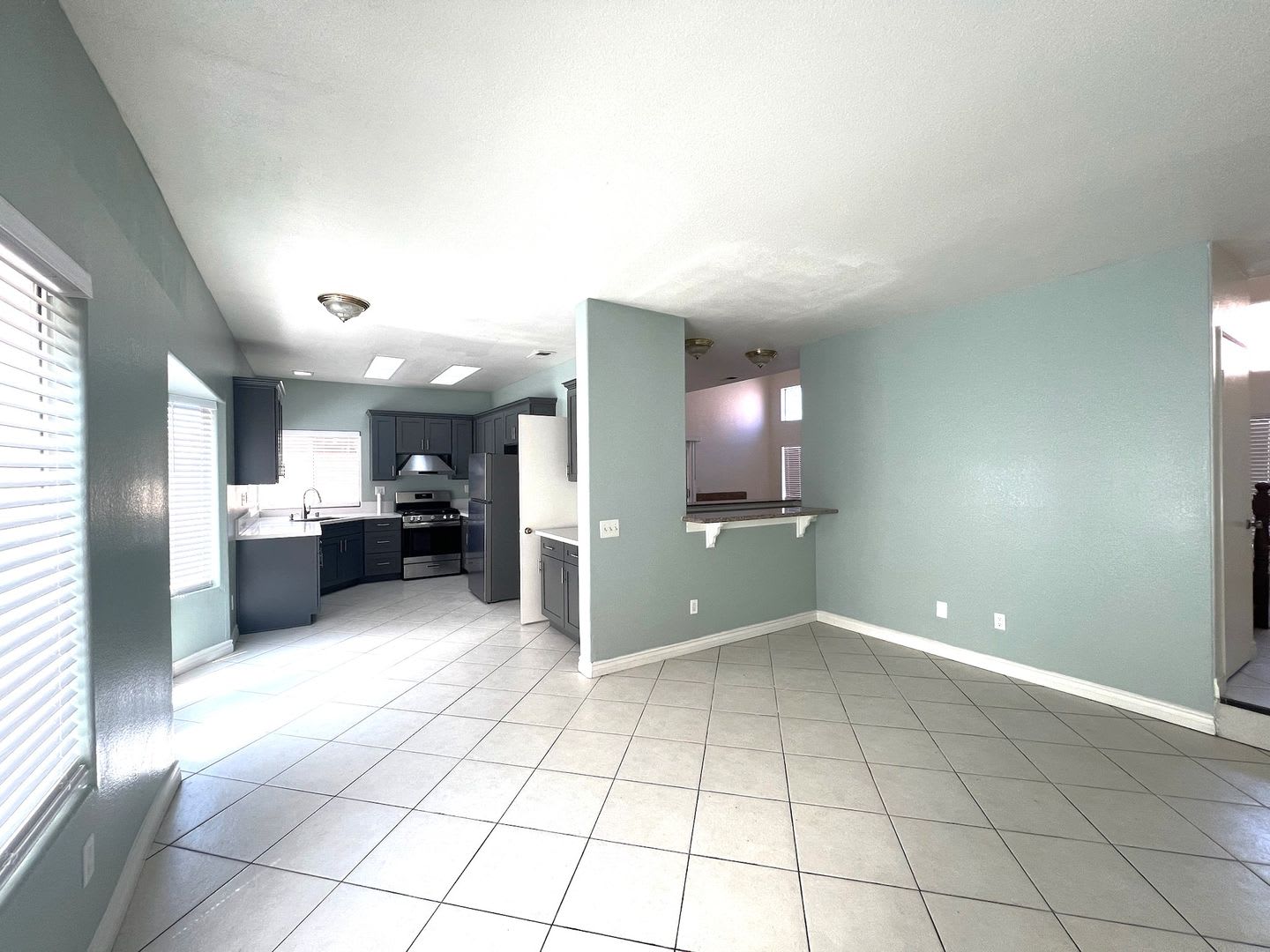 Spacious 4-Bedroom Home with Large Backyard in Moreno Valley – photo 4