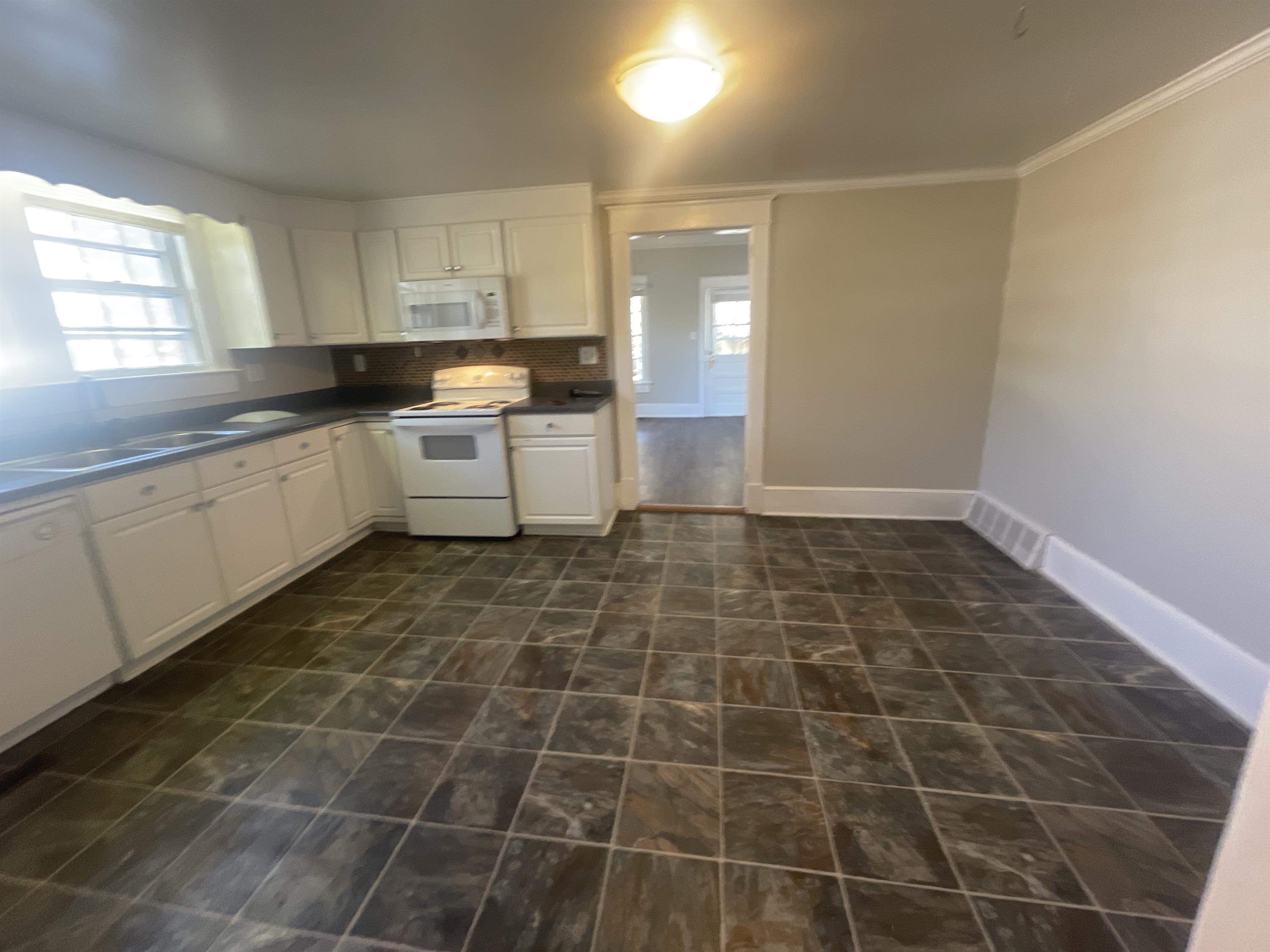 230 Jackson Avenue – photo 3