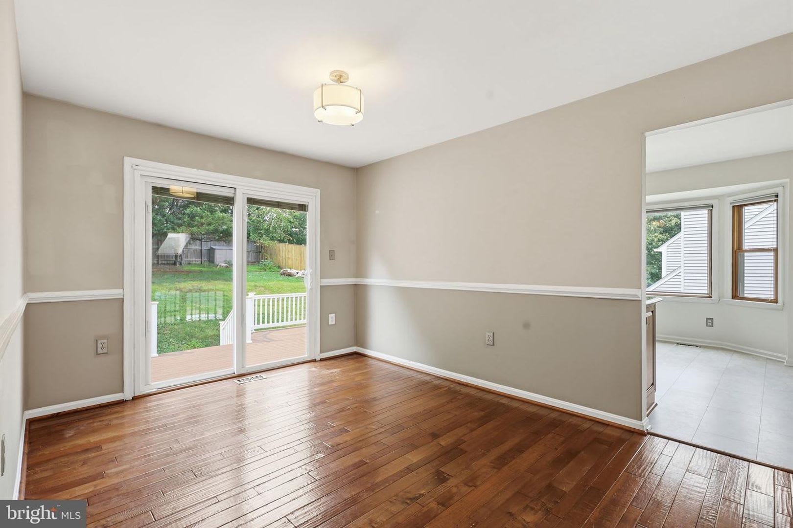 Welcome To 7690 Green Garland Nestled In The Desirable Afton Glen Community Of Springfield This Beautifully Maintained 3 Bedroom 2 5 Bath Home Offers The Perfect Blend Of Comfort Style And Convenience – photo 4