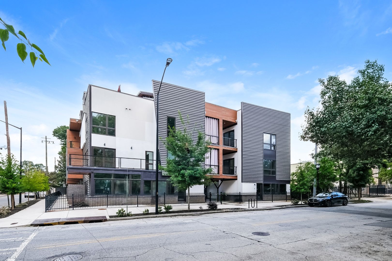 50% OFF APPLICATION FEE! Sleek 2BR Townhome-Style Condo with Rooftop Deck – photo 1