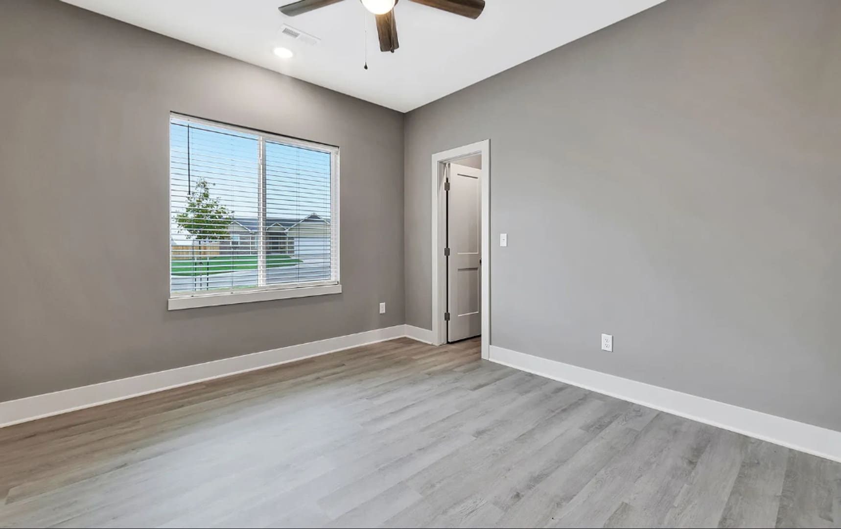 Spacious 3-Bedroom Home with Huge Backyard & Primary Ensuite – photo 5