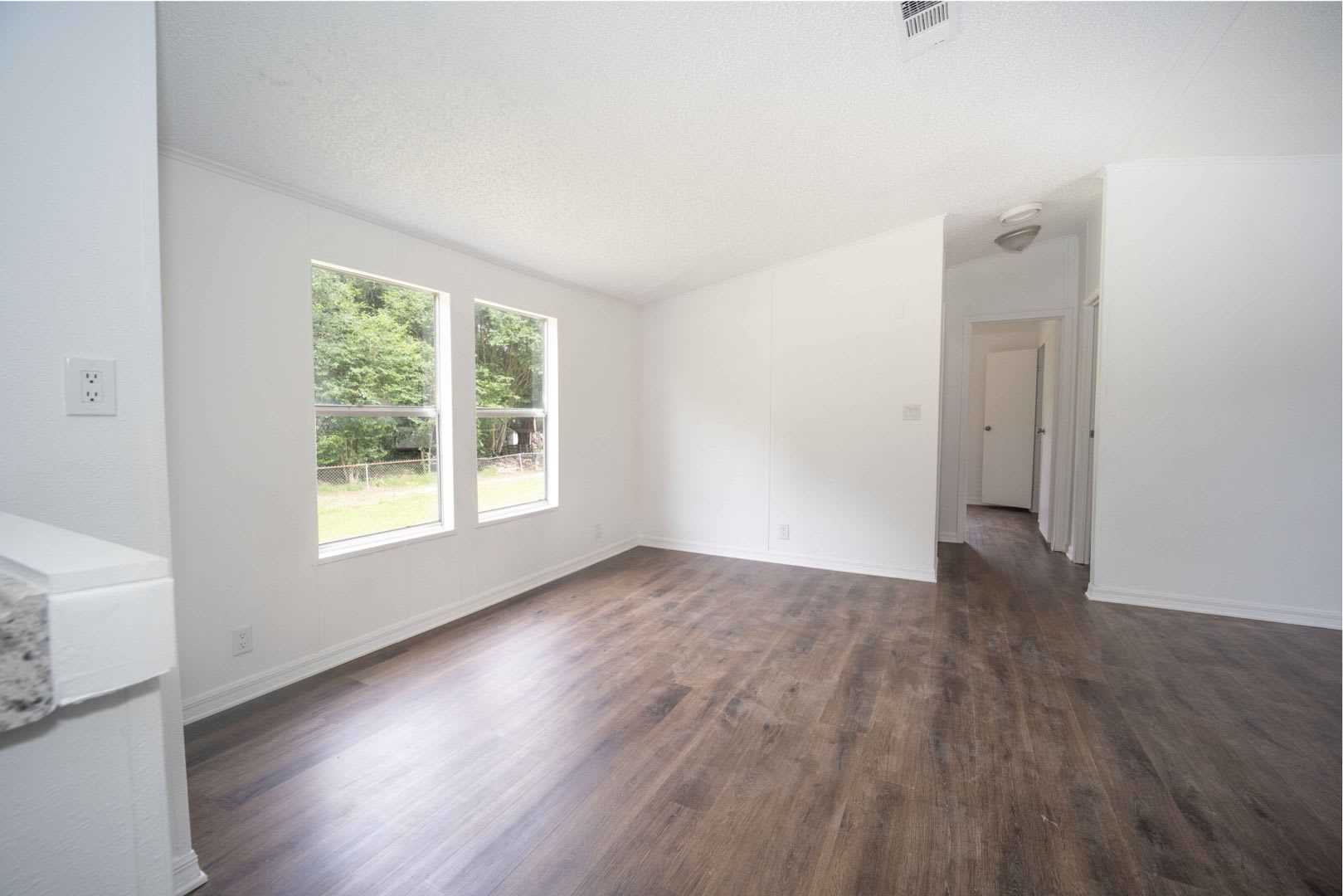 3BR/2BA Renovated Mobile Home in Coleman – photo 5