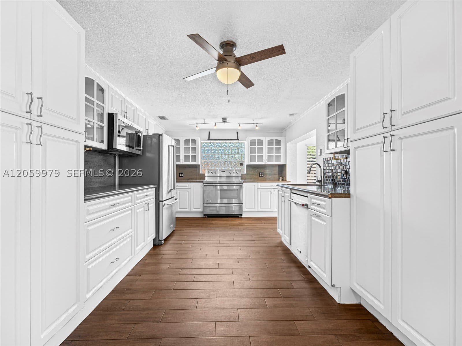 2021 N 52nd Ave – photo 5