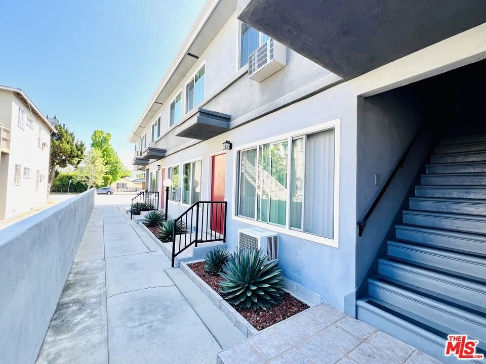 11749 Riverside Dr – photo 5