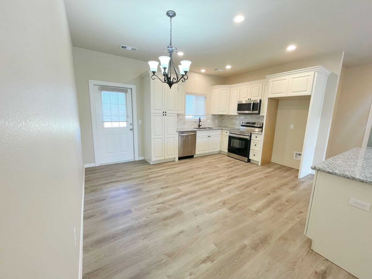Beautiful 4 2 5 Home In Convenient Location – photo 3