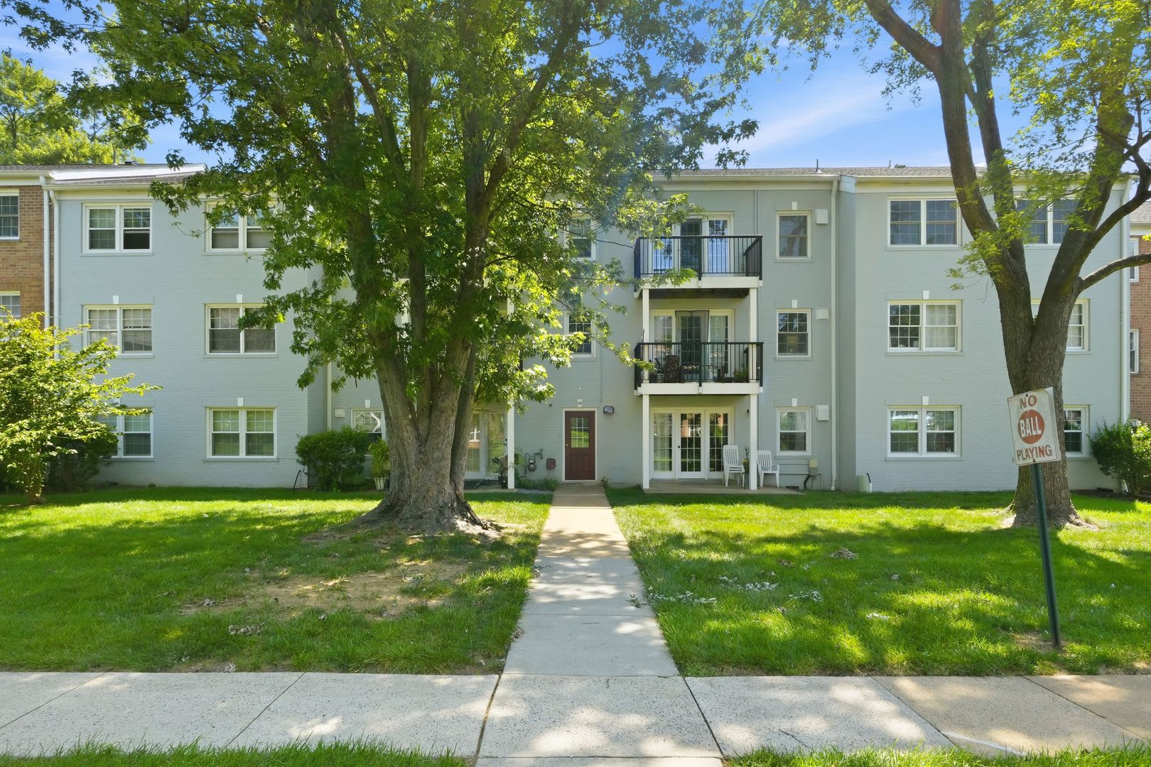 Discover Stylish Low Maintenance Living In This Beautifully Updated Two Bedroom One Bathroom Condominium Ideally Situated Near The Vienna Metro With Convenient Access To I 66 Route 50 And Route 29 – photo 3