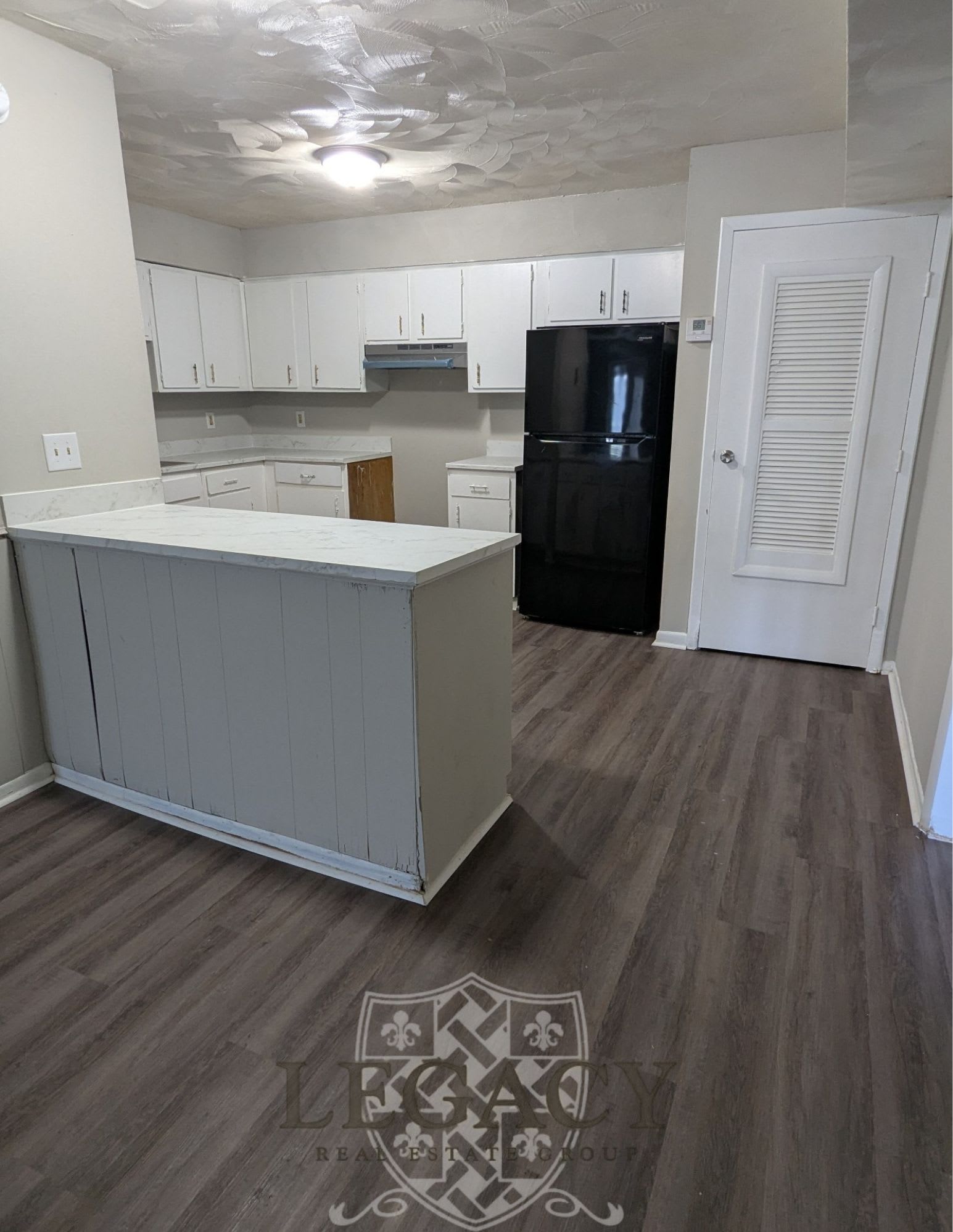 1077 Harold Drive – photo 3
