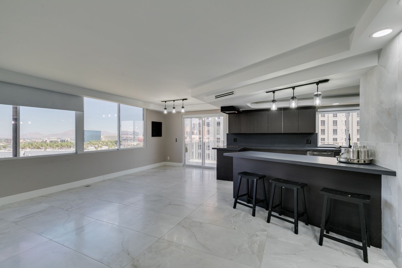 Elevated Penthouse Living with Private Terrace & Resort-Style Amenities – photo 3